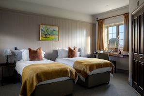 Comfort-Zweibettzimmer | Hochwertige Bettwaren, Schreibtisch, Bügeleisen/Bügelbrett