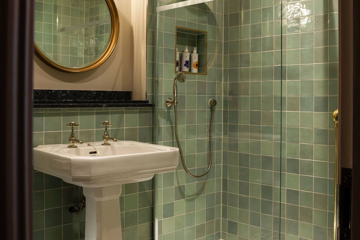 combined shower/bathtub, free toiletries, hair dryer, towels