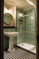 Combined shower/tub, free toiletries, hair dryer, towels