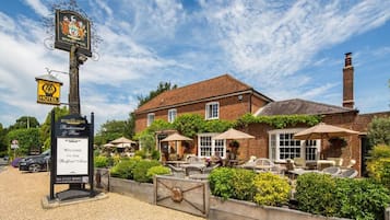 Vista frontal de la propiedad