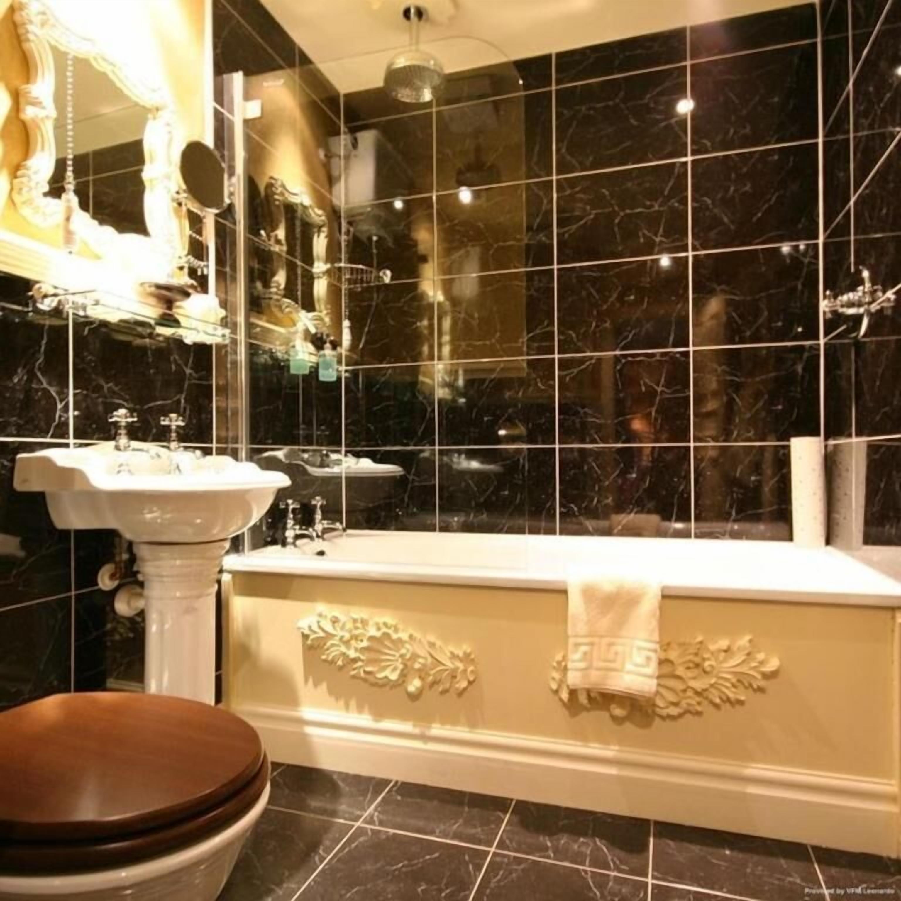 combined shower/bathtub, free toiletries, hair dryer, towels