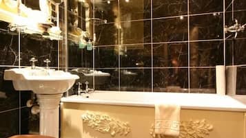 Un bagno con vasca, lavabo e water.