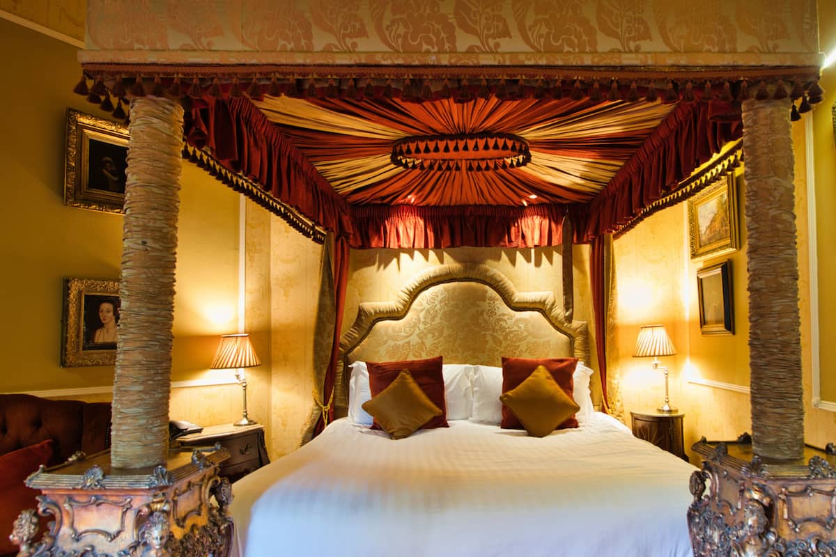 castle feature room | 1 bedroom, in-room safe, iron/ironing board, free wifi