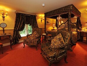 Courtyard Feature room