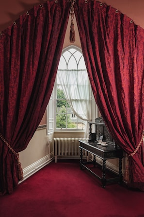 The King James Suite | In-room safe, iron/ironing board, free WiFi, bed sheets