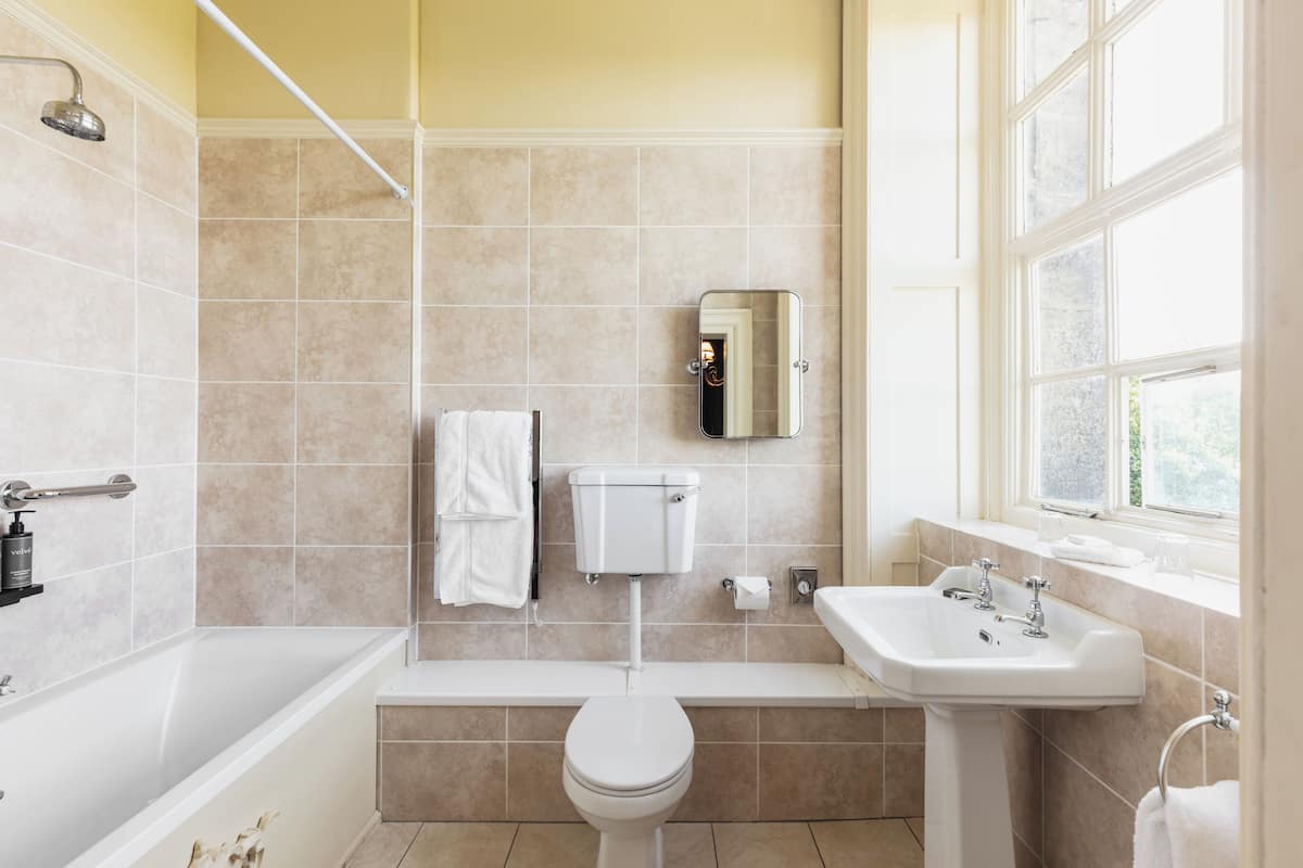 castle twin room | bathroom | combined shower/bathtub, free toiletries, hair dryer, towels