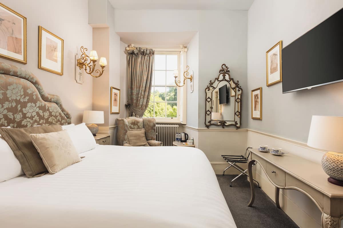 castle superior room | 1 bedroom, in-room safe, iron/ironing board, free wifi