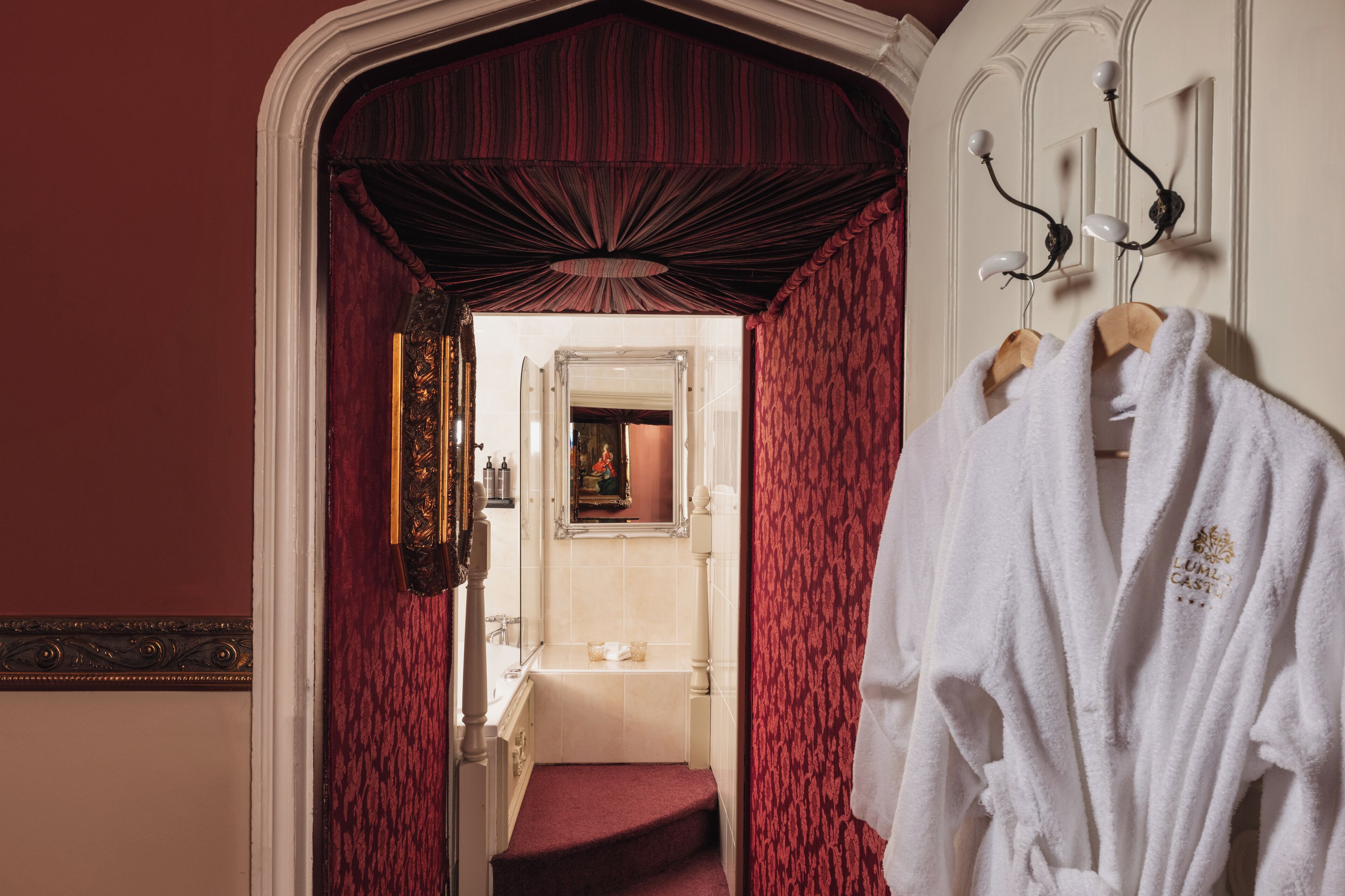 the king james suite | bathroom | combined shower/bathtub, free toiletries, hair dryer, towels