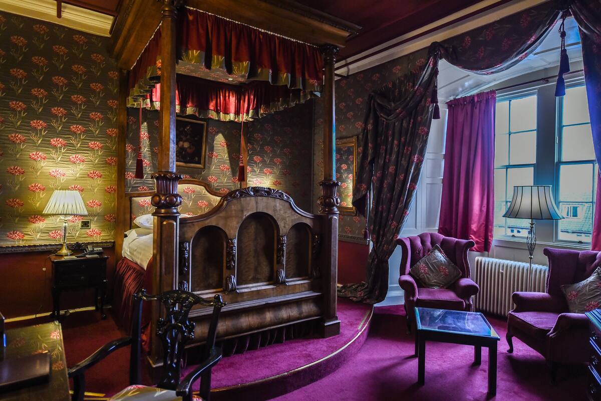Castle Feature room | In-room safe, iron/ironing board, WiFi (free), bed sheets