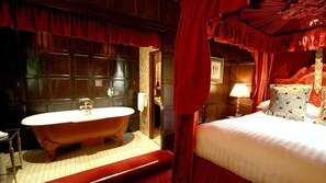 Queen Anne Suite | In-room safe, iron/ironing board, free WiFi, bed sheets