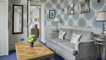 Decoración personalizada, muebles diferentes, escritorio y wifi gratis