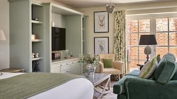 Decoración personalizada, muebles diferentes, escritorio y wifi gratis