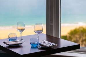 Se sirven desayunos, comidas, cenas y cocina local con vista al mar