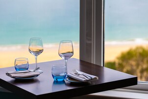 Se sirven desayunos, almuerzos y cenas; cocina local; con vista al mar