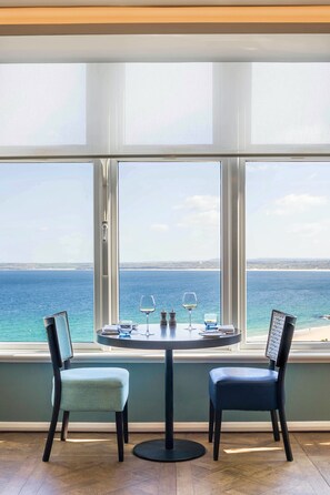 Se sirven desayunos, comidas, cenas y cocina local con vista al mar