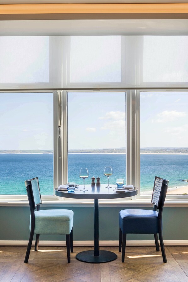 Breakfast, lunch, dinner served; local cuisine, ocean views 