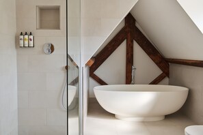 Quarto casal luxo, vista para o mar | Banheiro | Chuveiro, secador de cabelo, toalhas de banho 