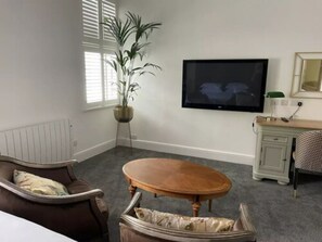 Junior Studio Suite | 1 bedroom, premium bedding, pillowtop beds, in-room safe