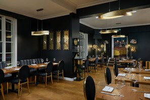 Se sirven desayunos, almuerzos, cenas y cocina británica