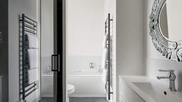 Premium Double Room | Bathroom | Free toiletries, towels