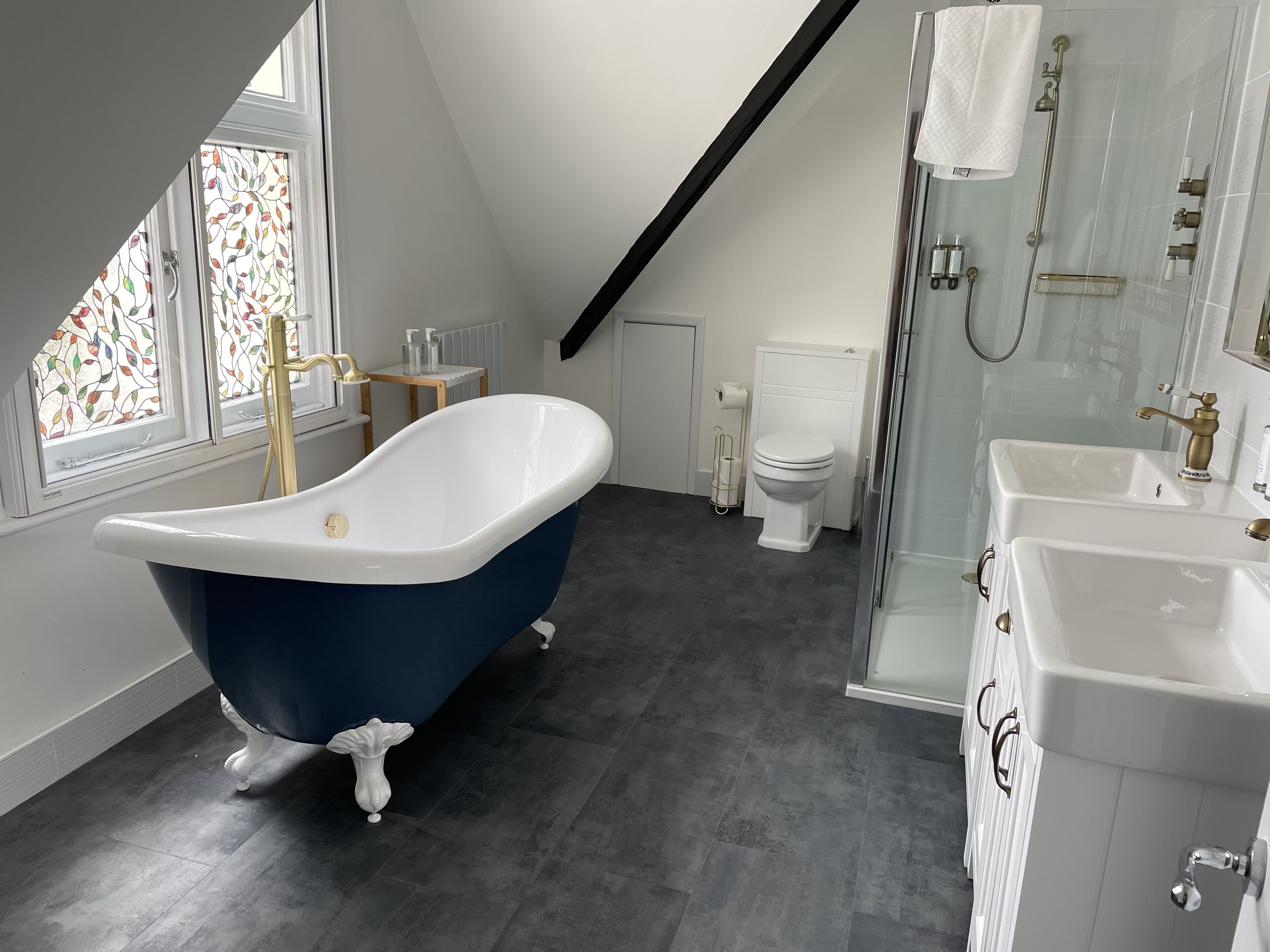 junior studio suite | bathroom | free toiletries, towels