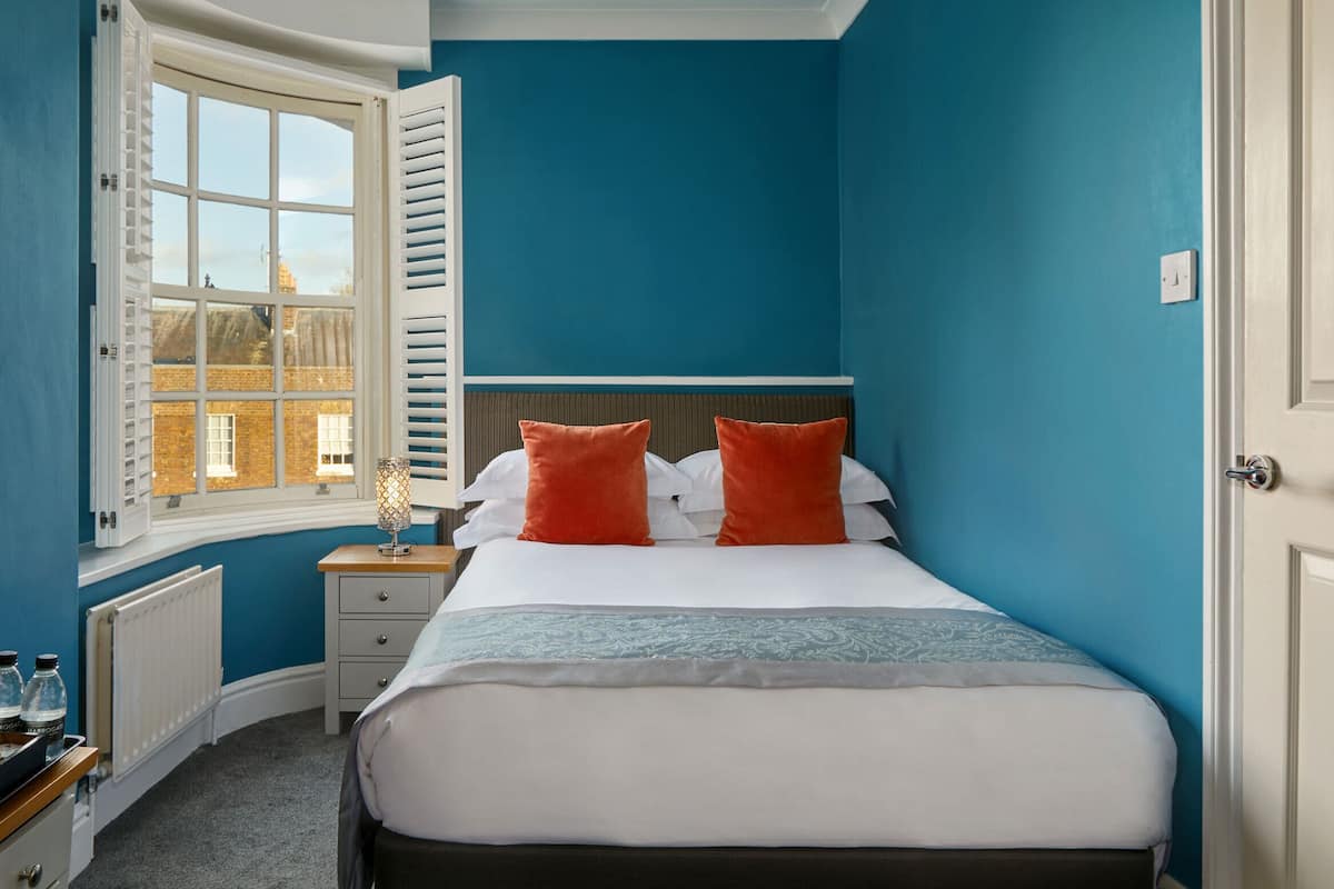 Double Room | 1 bedroom, premium bedding, pillow-top beds, in-room safe