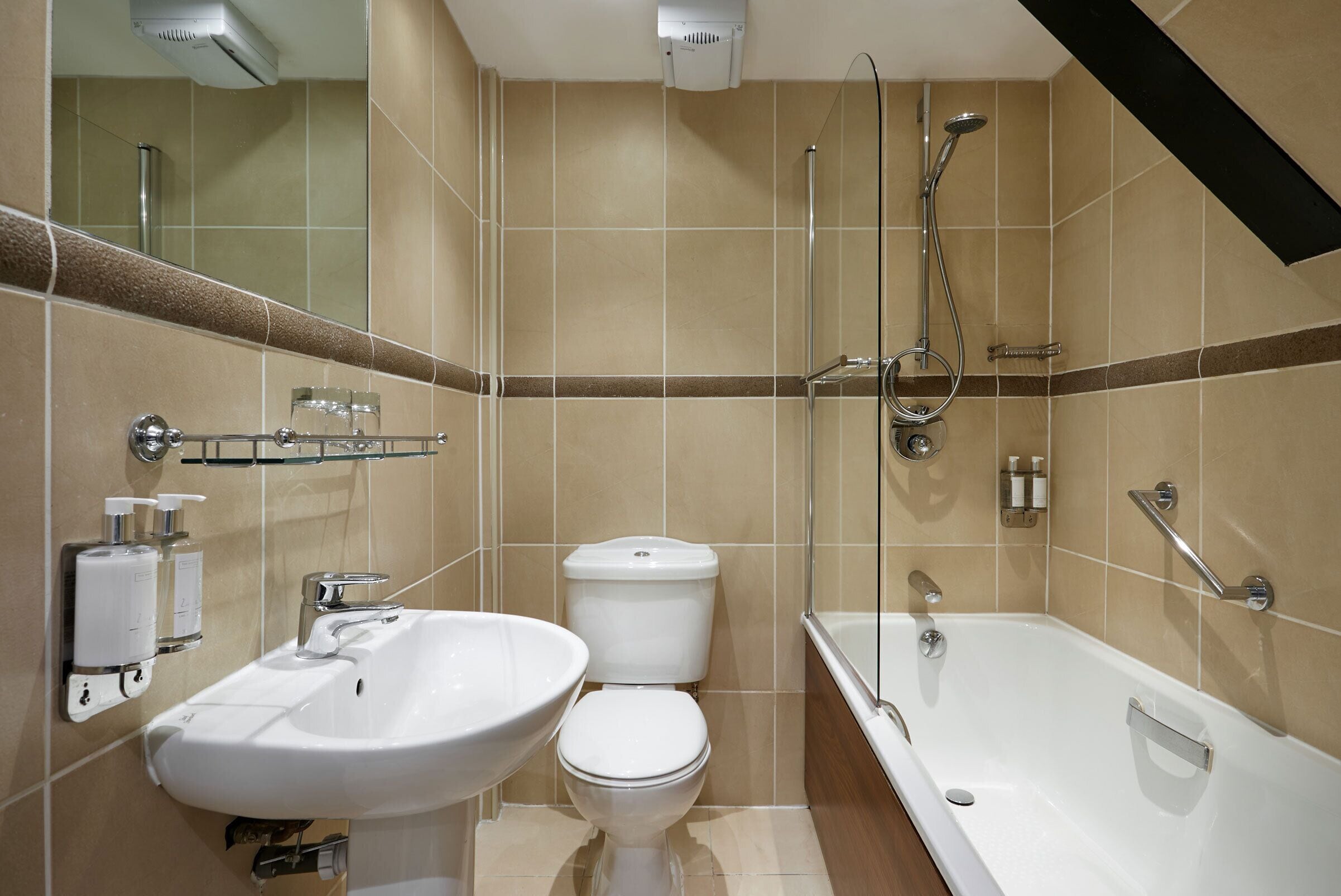 twin room | bathroom | free toiletries, towels