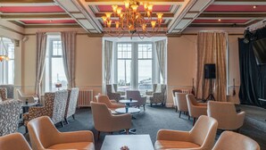 Lobby-lounge