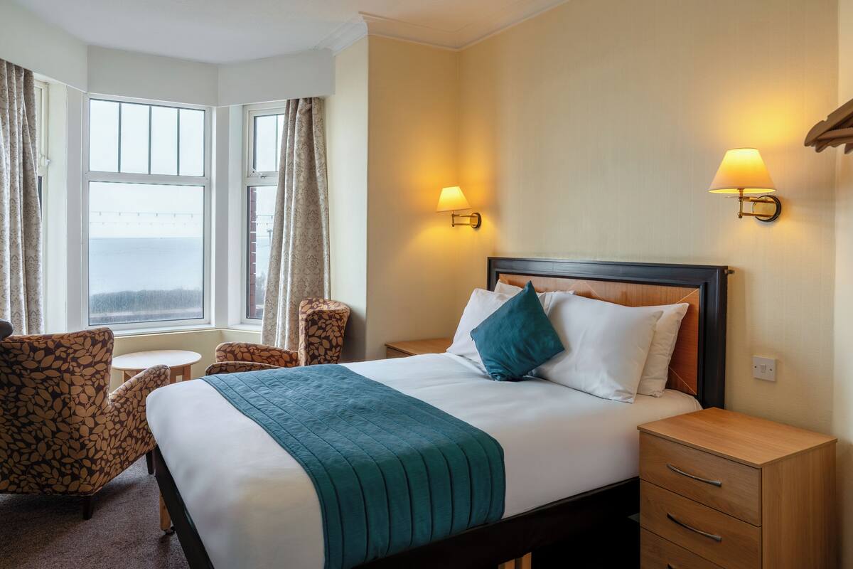 Double Room, Sea View | In-room safe, desk, iron/ironing board (on request), free WiFi