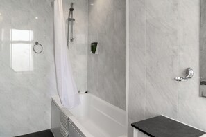 Doppelzimmer, Meerblick | Badezimmer | Haartrockner, Handtücher, Toilettenpapier
