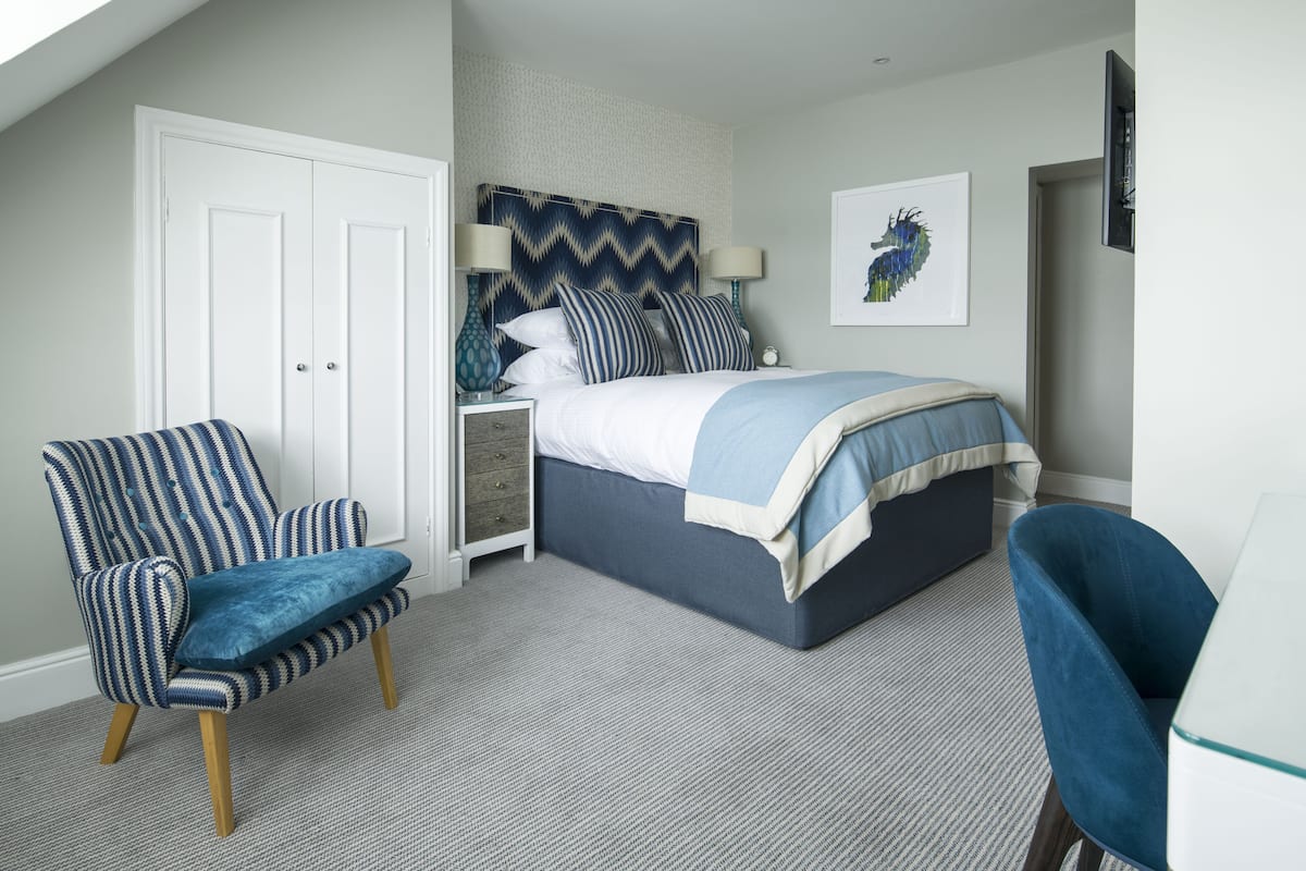 1 bedroom, individually decorated, individually furnished, desk