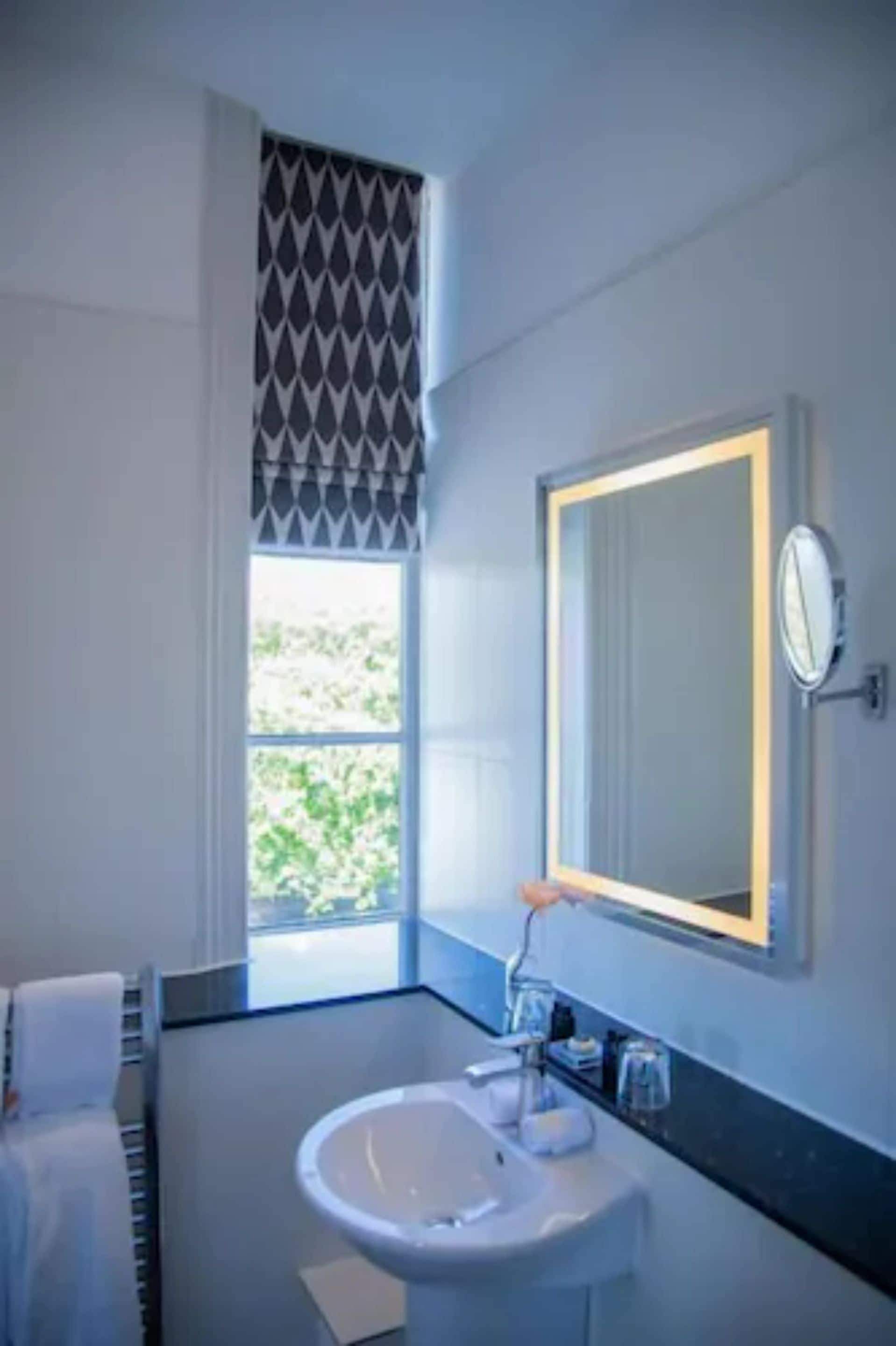 executive double room, 1 king bed, ensuite | bathroom | shower, hair dryer, bathrobes, slippers