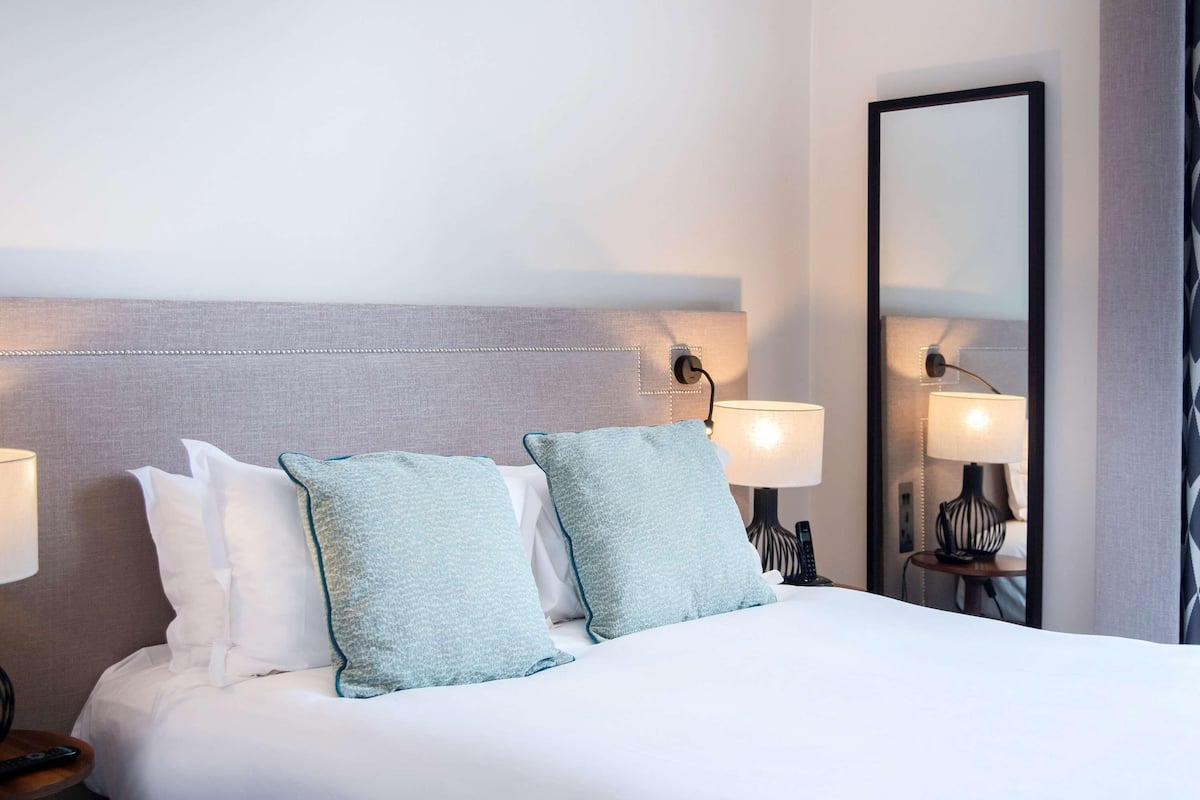 Premium bedding, minibar, in-room safe, desk