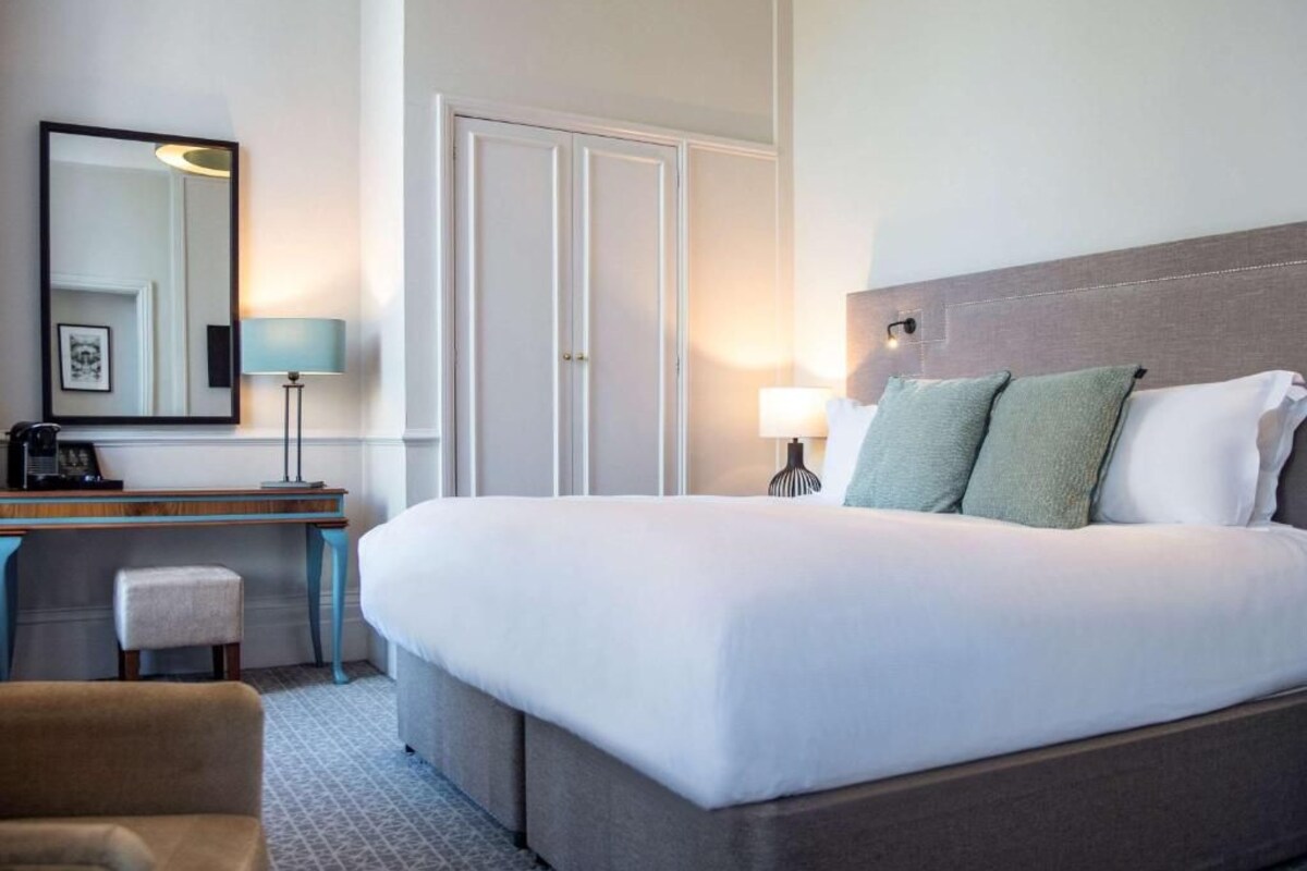 Deluxe Room - 1 King Bed
