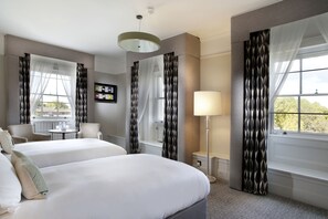 Executive Double Room, 1 King Bed, Ensuite | Premium bedding, minibar, in-room safe, desk