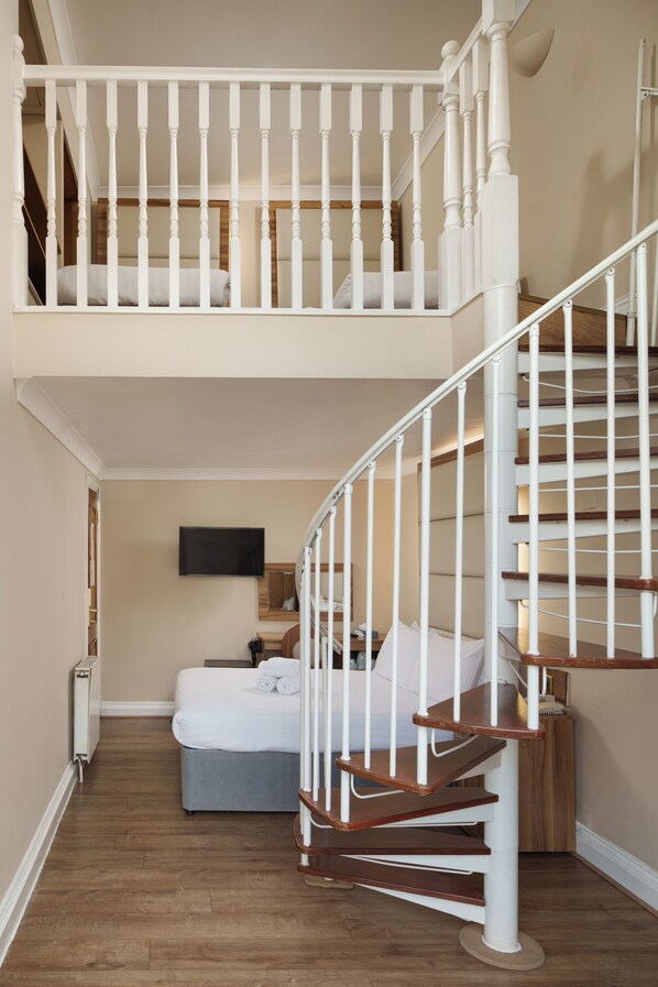 Kamar Quadruple Standar | Brankas, meja kerja, setrika/meja setrika, dan Wi-Fi gratis