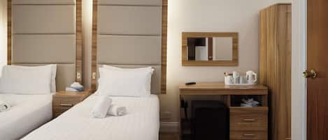 Habitación estándar con 2 camas individuales | Caja de seguridad en la habitación y escritorio