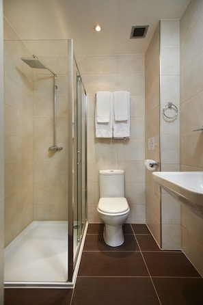 Douche, sèche-cheveux, serviettes fournies, savon