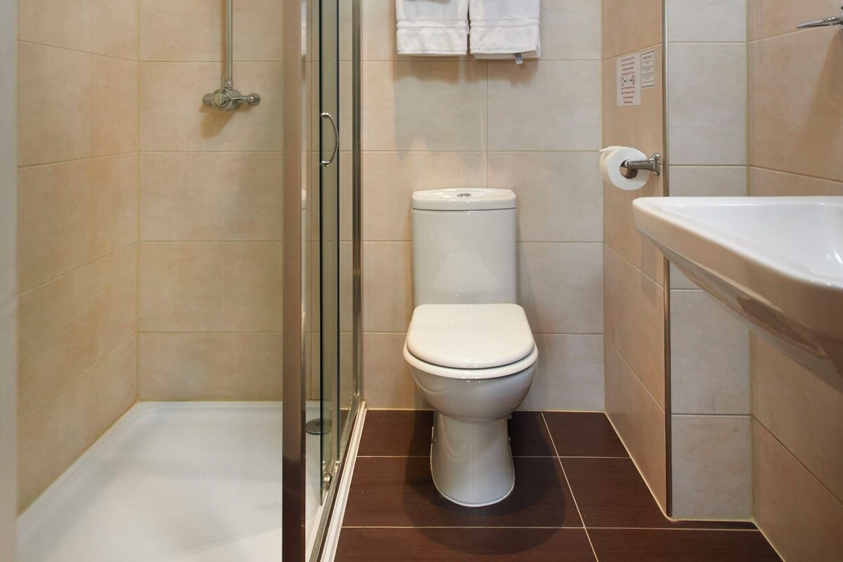 Baño | Regadera, secadora de cabello, toallas, jabón 