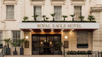 Vista frontal de la propiedad