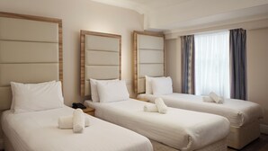 標準三人房 | 客房內保險箱、書桌、熨斗/熨衣板、免費無線上網