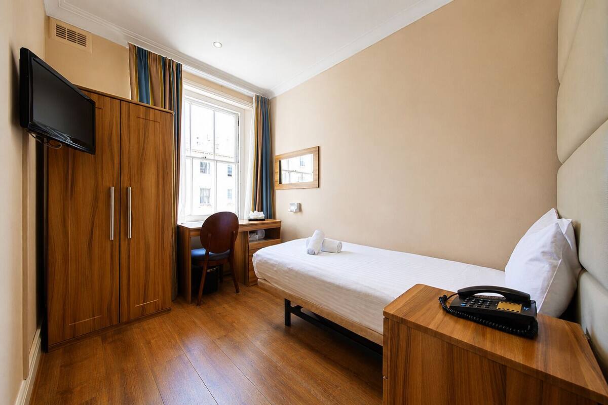 Standard Single Room | In-room safe, desk, iron/ironing board (on request), WiFi (free)