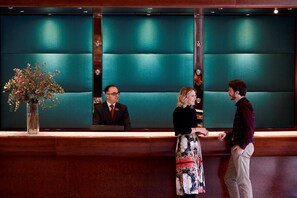 2 bars-salons, bar attenant à la piscine