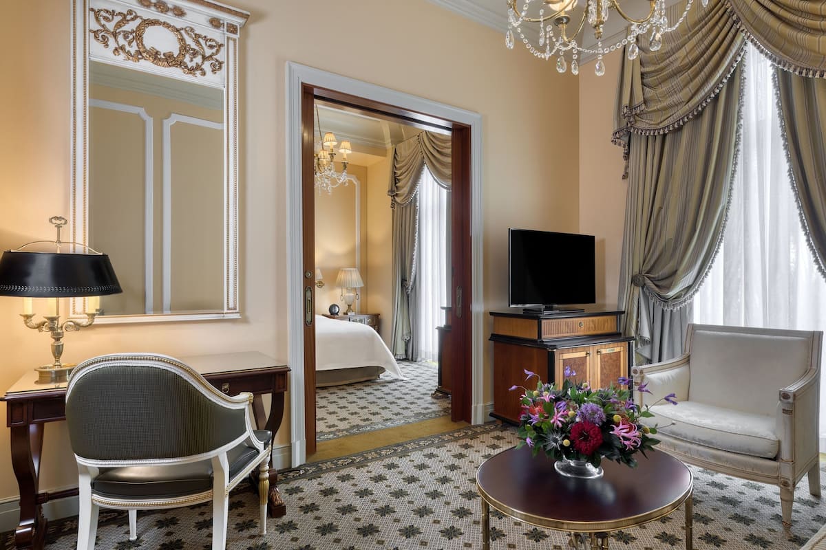 Grand Suite, 1 Bedroom Suite, 1 King, City view | 客廳 | 40-吋LED 液晶電視、衛星頻道、電視、付費電影