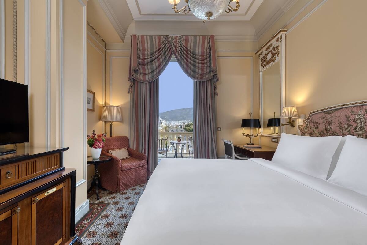 Deluxe, Guest room, 1 King, City view, High floor | 低過敏寢具、迷你吧、客房內保險箱、書桌