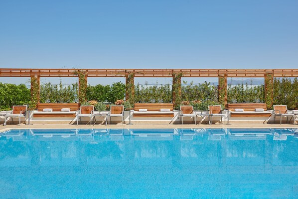 Una piscina cubierta, una piscina al aire libre