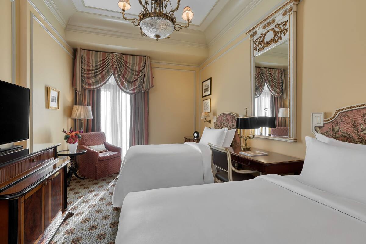 Deluxe Acropolis, Guest room, 2 Twin, Acropolis view | 低過敏寢具、迷你吧、客房內保險箱、書桌