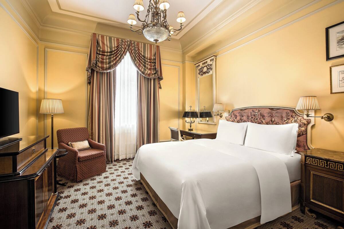 Classic, Guest room, 1 King, Courtyard view | 低過敏寢具、迷你吧、客房內保險箱、書桌