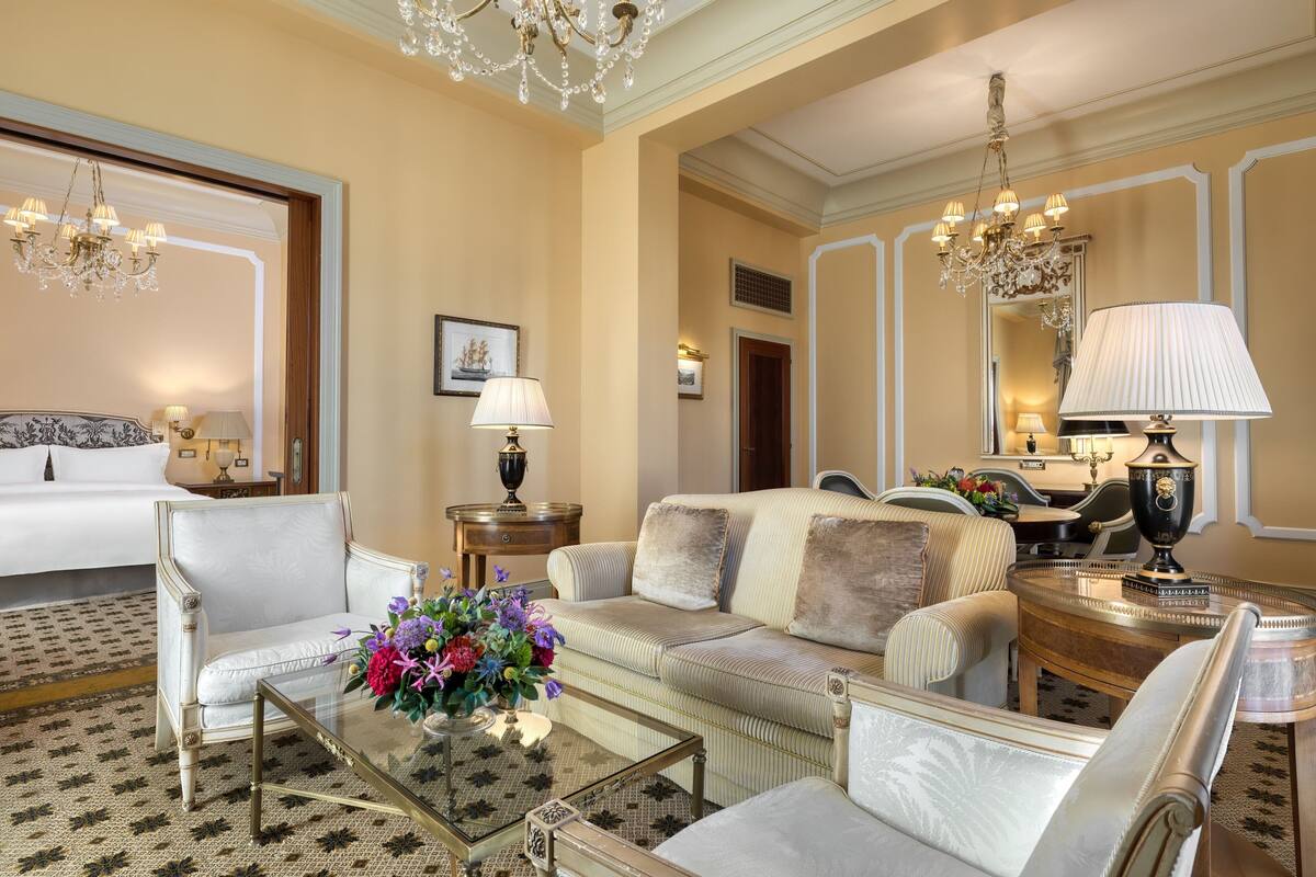 Grand Deluxe Suite, 2 Bedroom Suite, City view | 客廳 | 40-吋LED 液晶電視、衛星頻道、電視、付費電影