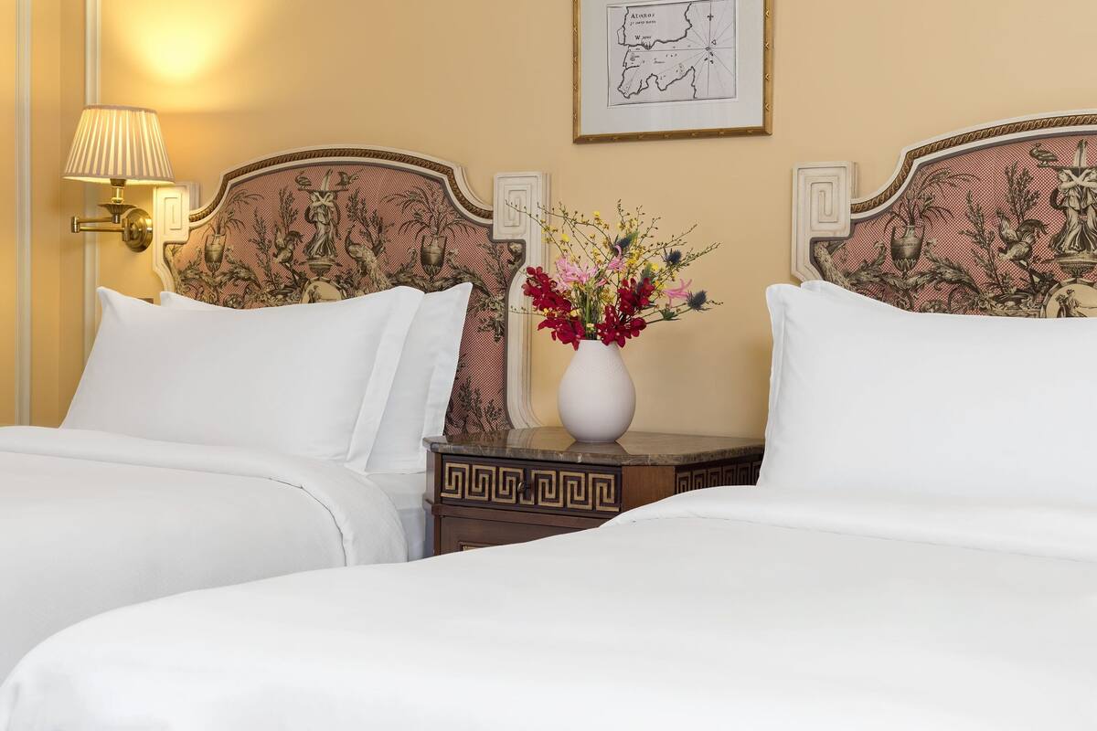 Deluxe, Guest room, 2 Twin, City view | 低過敏寢具、迷你吧、客房內保險箱、書桌
